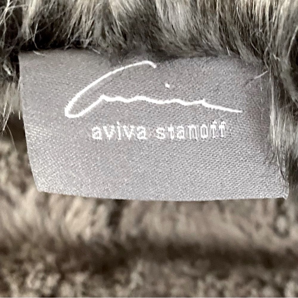 NWOT NEW Aviva Stanoff Grey Faux Fur Luxury Down Pillow 20" x 20" Bloomingdale's - Picture 3 of 4